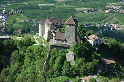 http://eichenhof.it/bildergalerie/cache/vs_Dorf%20Tirol%20-%20Umgebung,%20Tirolo%20e%20dintorni_Schloss%20Tirol%20Luftaufnahme.jpg